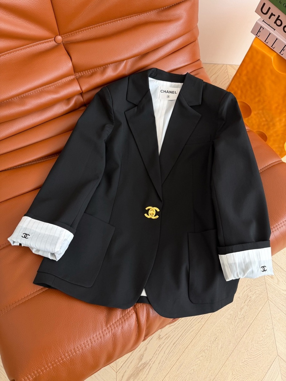🖤 Chanel Black Blazer with Gold CC Turnlock Button